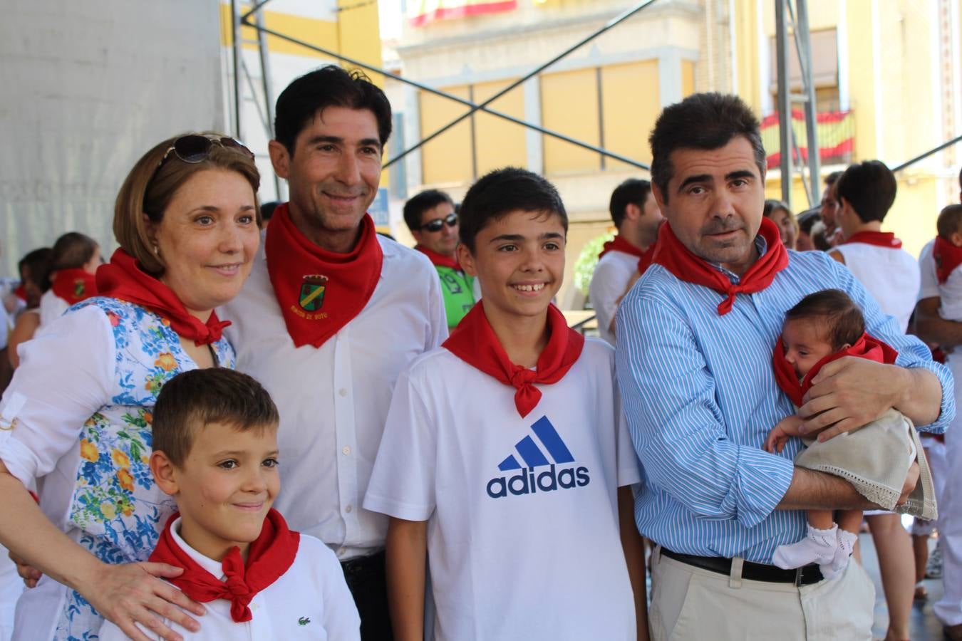 Rincón impone el pañuelo de fiestas a los niños nacidos en el último año