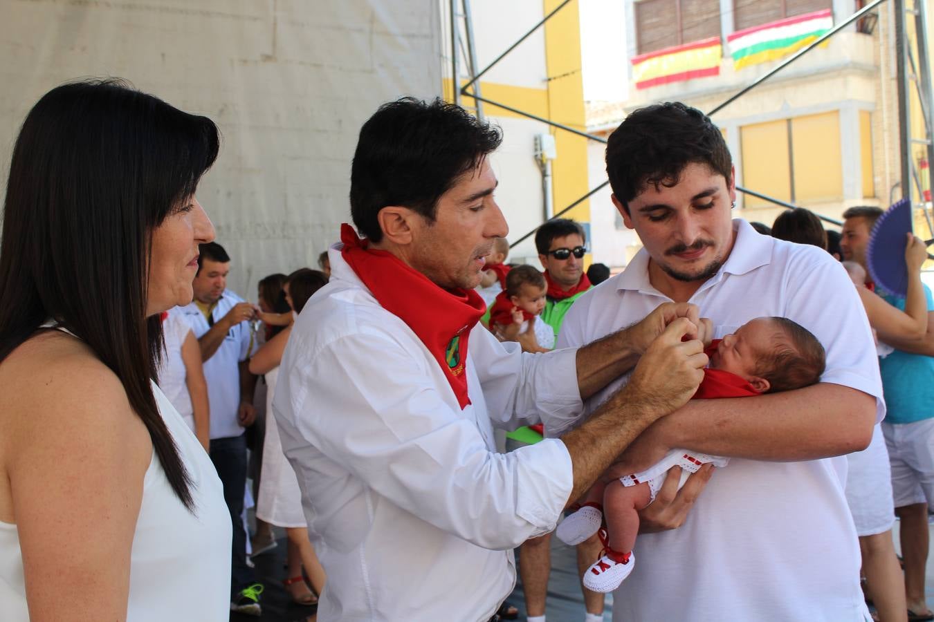 Rincón impone el pañuelo de fiestas a los niños nacidos en el último año