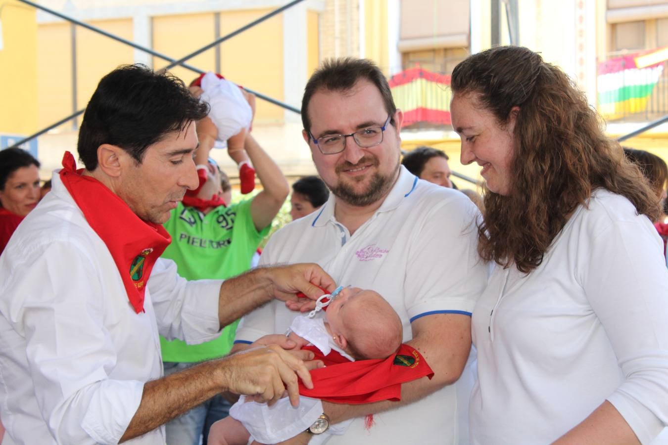 Rincón impone el pañuelo de fiestas a los niños nacidos en el último año