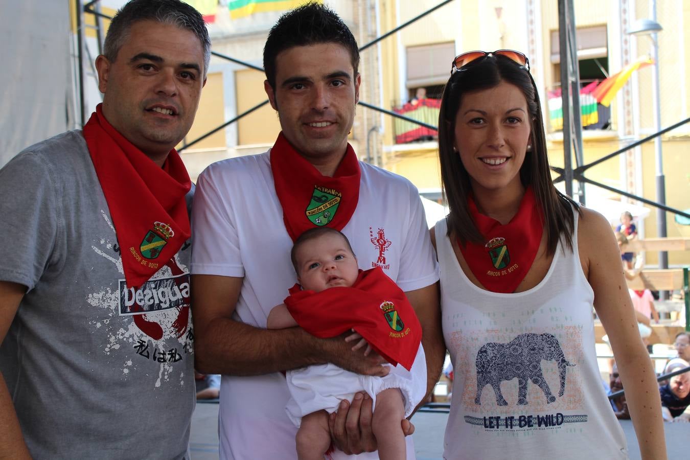 Rincón impone el pañuelo de fiestas a los niños nacidos en el último año