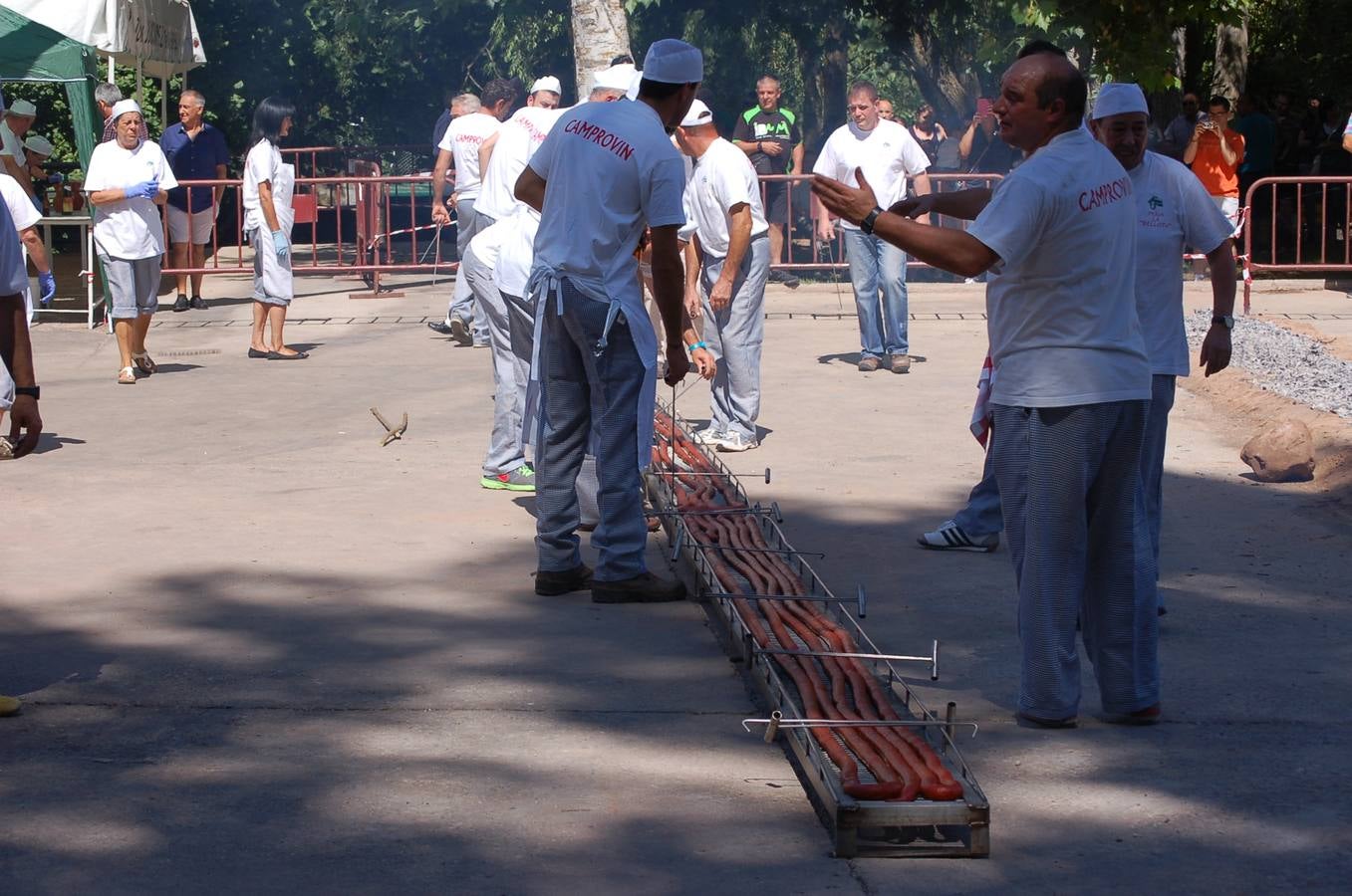 Fiesta para recordar el record Guiness del chorizo mas largo en Camprovín