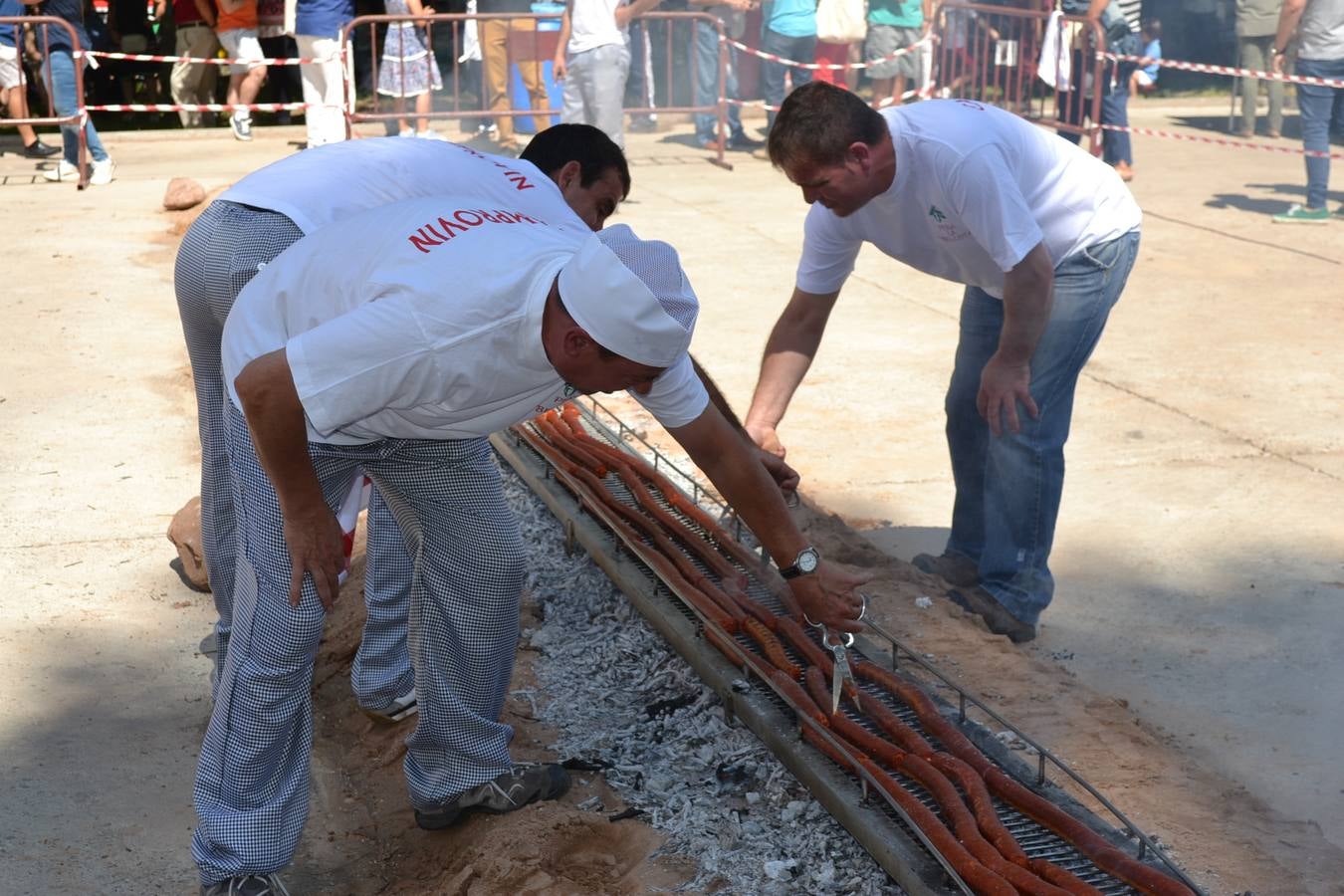 Fiesta para recordar el record Guiness del chorizo mas largo en Camprovín