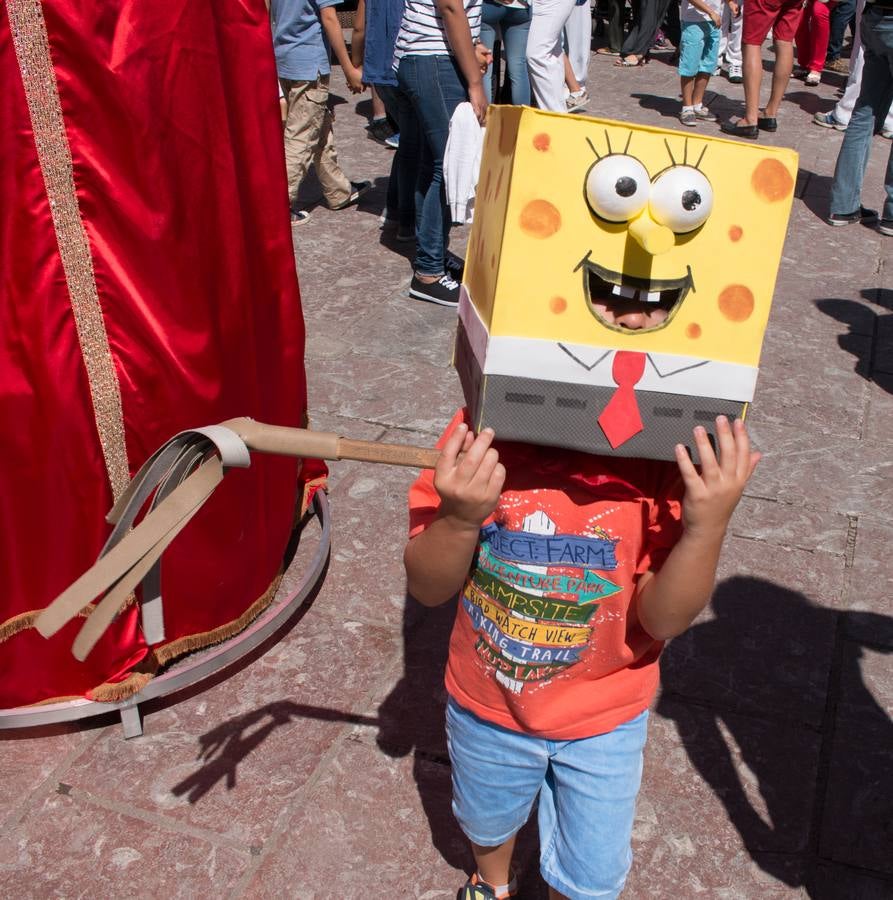 Los gigantes y cabezudos protagonizan la segunda jornada festiva en Ezcaray