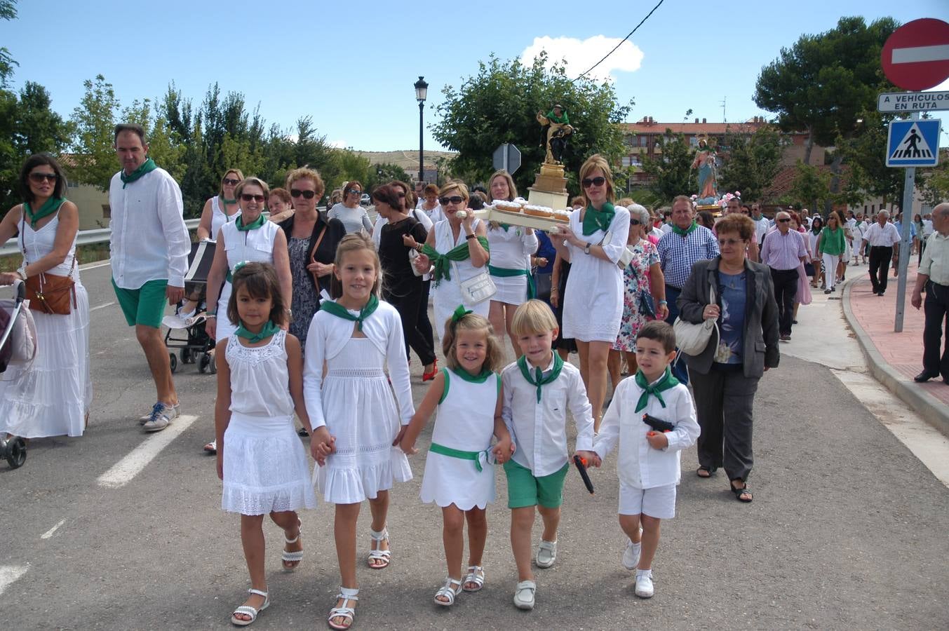 Procesión y ofrenda de flores en honor a la Virgen del Rosario y San Vicente Ferrer en Valverde