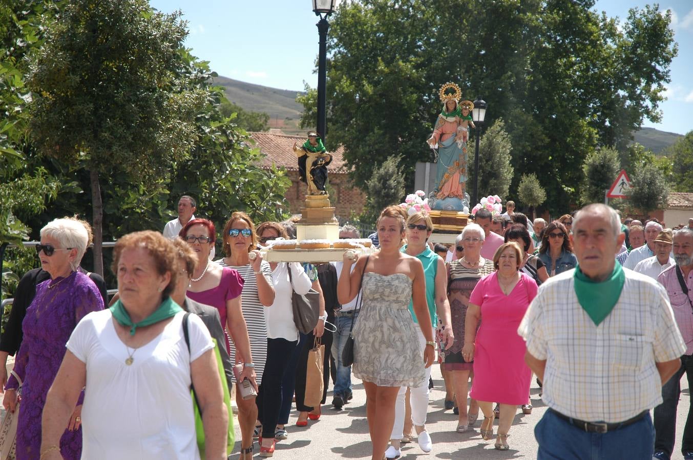 Procesión y ofrenda de flores en honor a la Virgen del Rosario y San Vicente Ferrer en Valverde