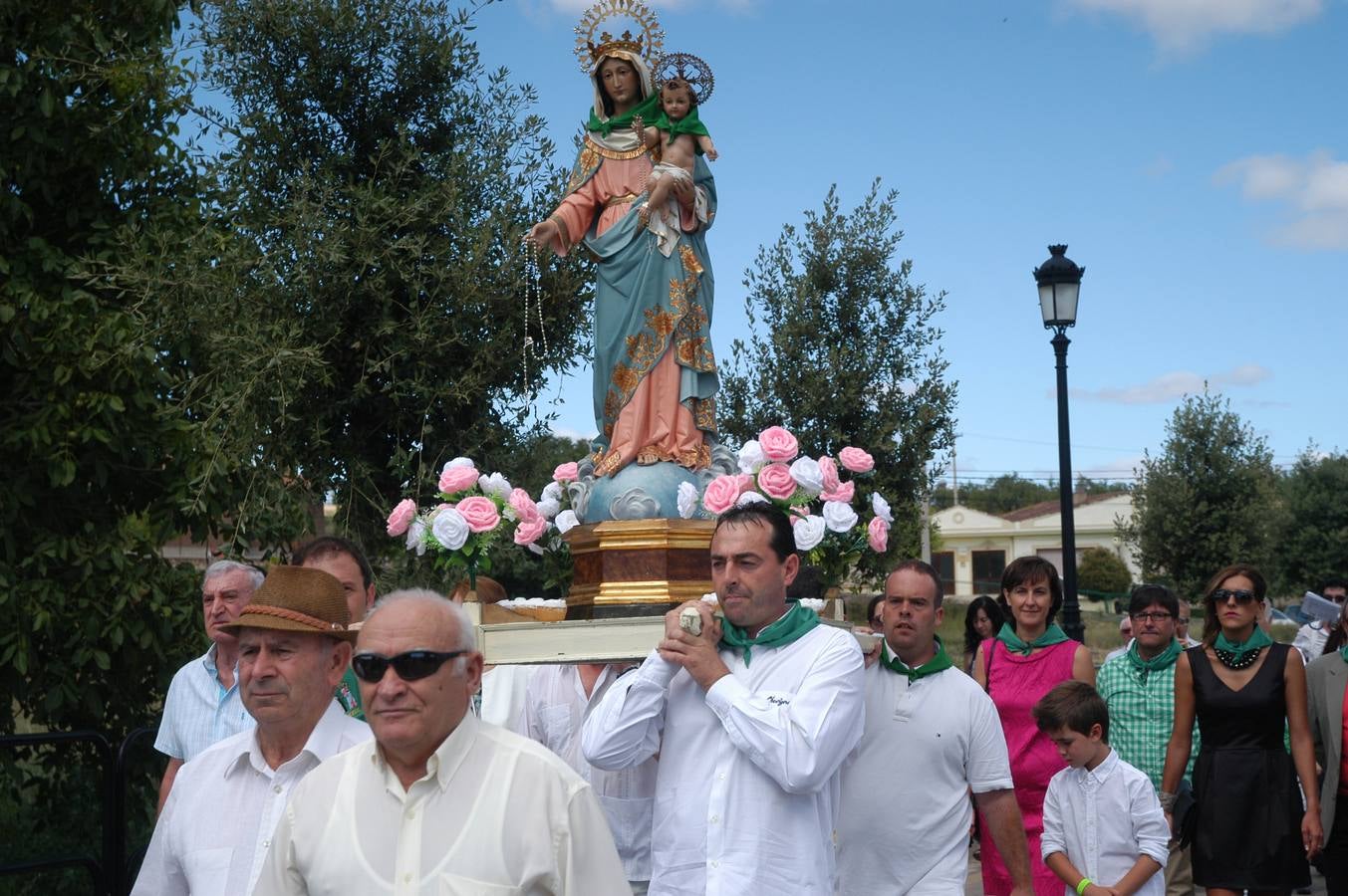 Procesión y ofrenda de flores en honor a la Virgen del Rosario y San Vicente Ferrer en Valverde