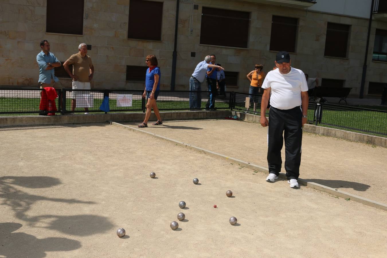 Los cabezudos invaden Ezcaray en sus fiestas