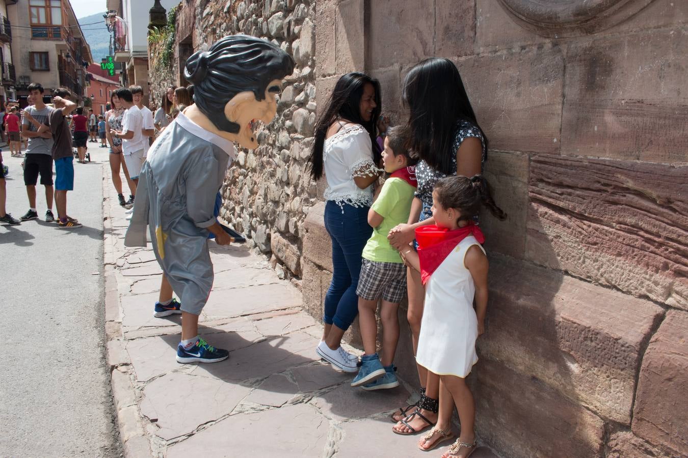 Los cabezudos invaden Ezcaray en sus fiestas