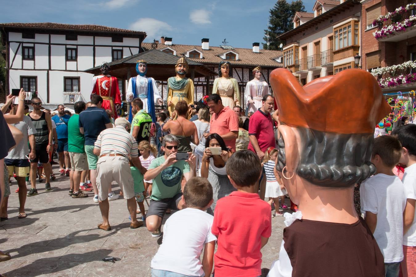 Los cabezudos invaden Ezcaray en sus fiestas