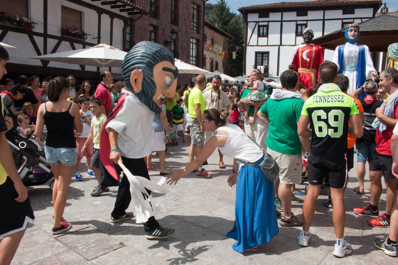 Los cabezudos invaden Ezcaray en sus fiestas