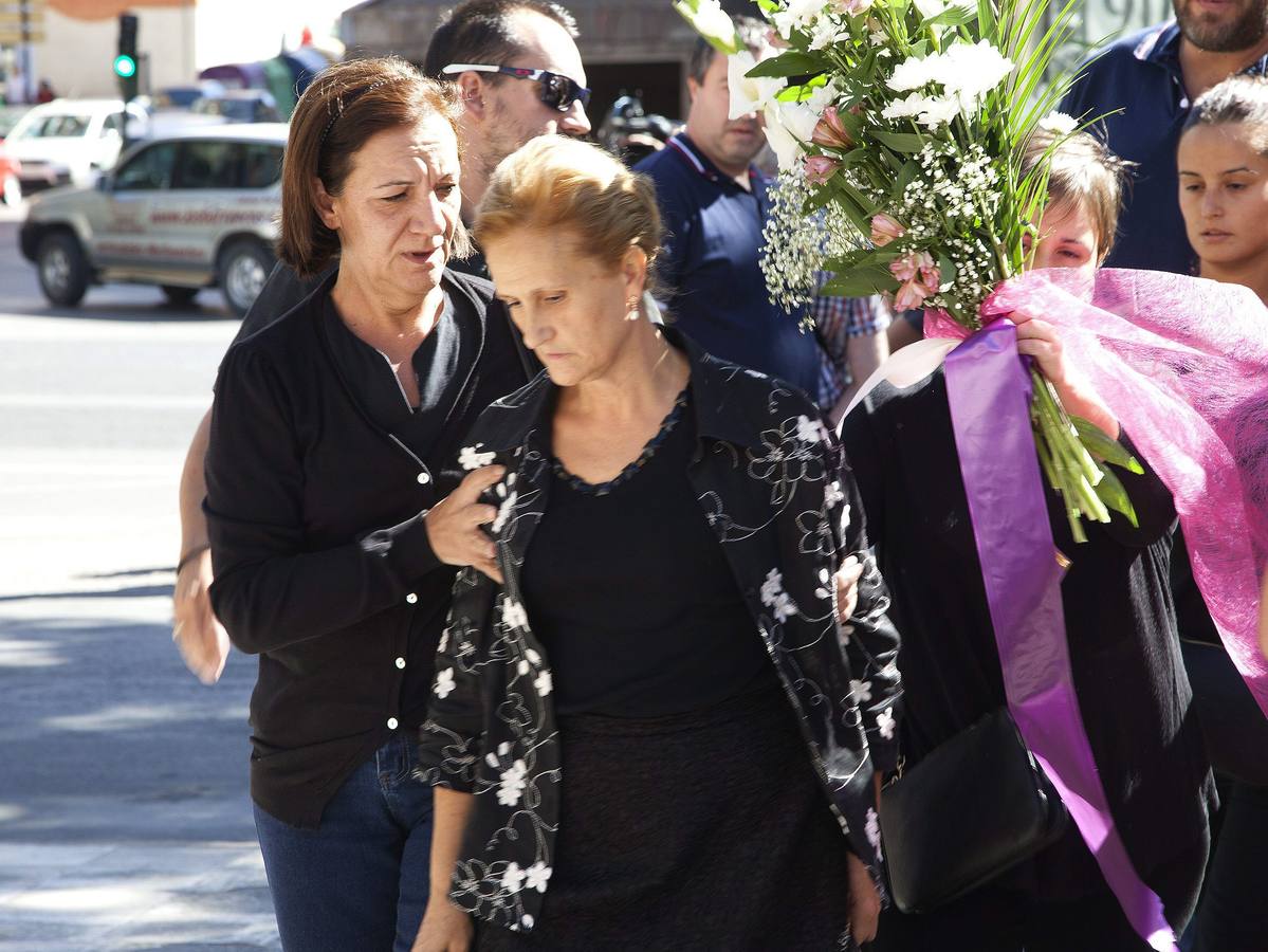 La madre de Laura del Hoyo, una de las jóvenes halladas muertas en Cuenca tras seis días desaparecidas, a su llegada al funeral celebrado en la iglesia de San Fernando de la ciudad.