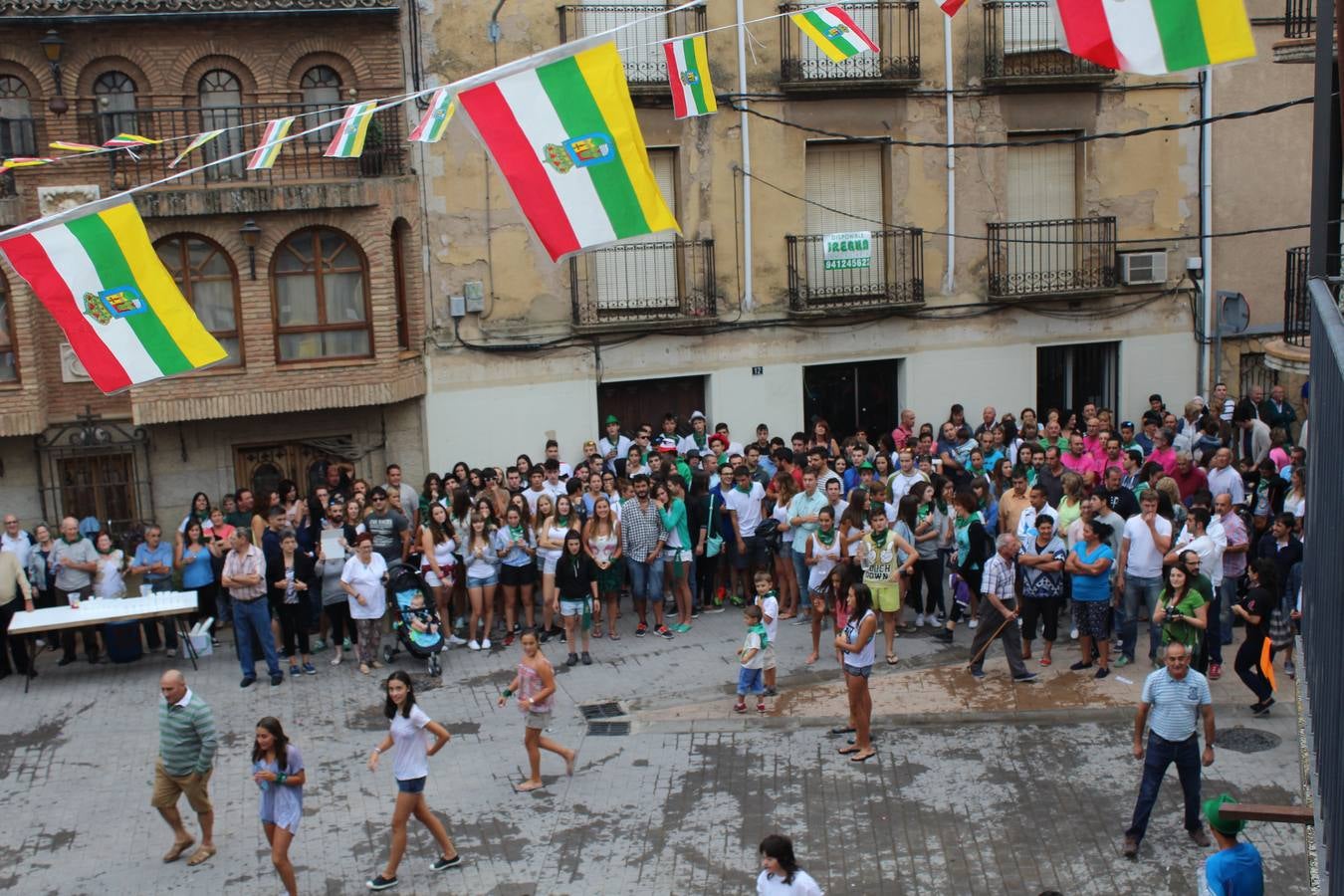 El agua toma las fiestas en Alcanadre