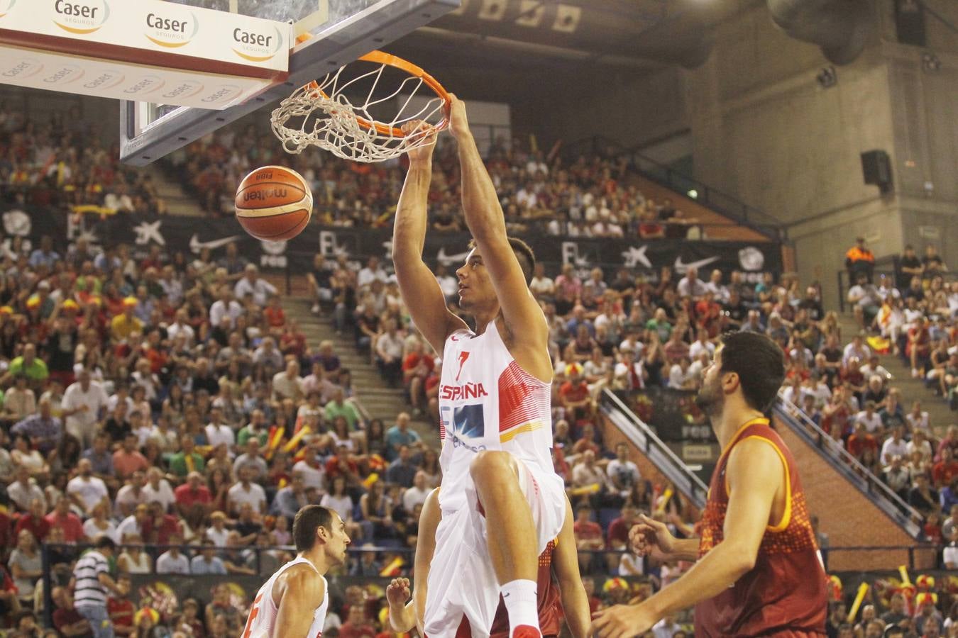 España machaca a Macedonia en Logroño