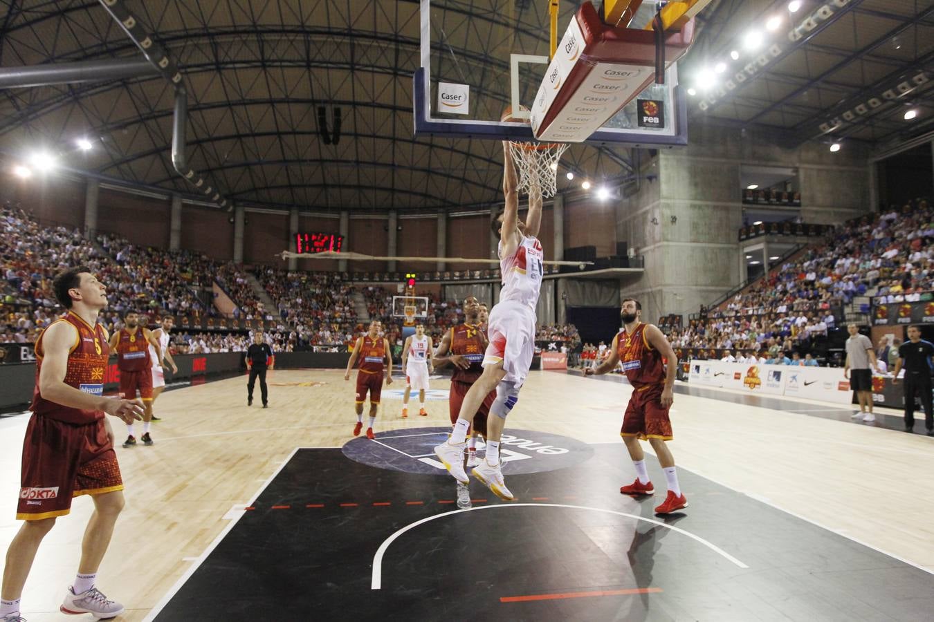 España machaca a Macedonia en Logroño