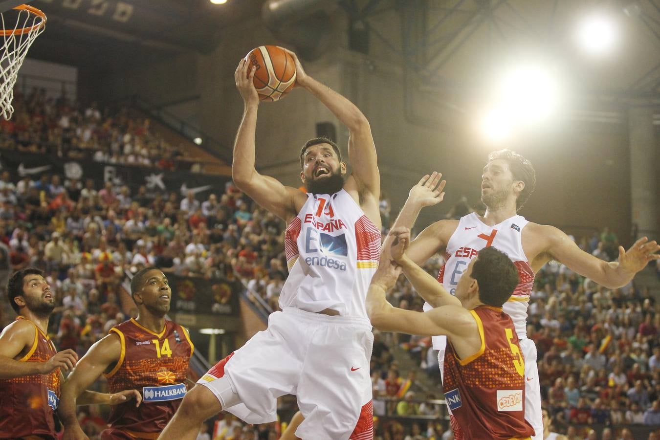 España machaca a Macedonia en Logroño