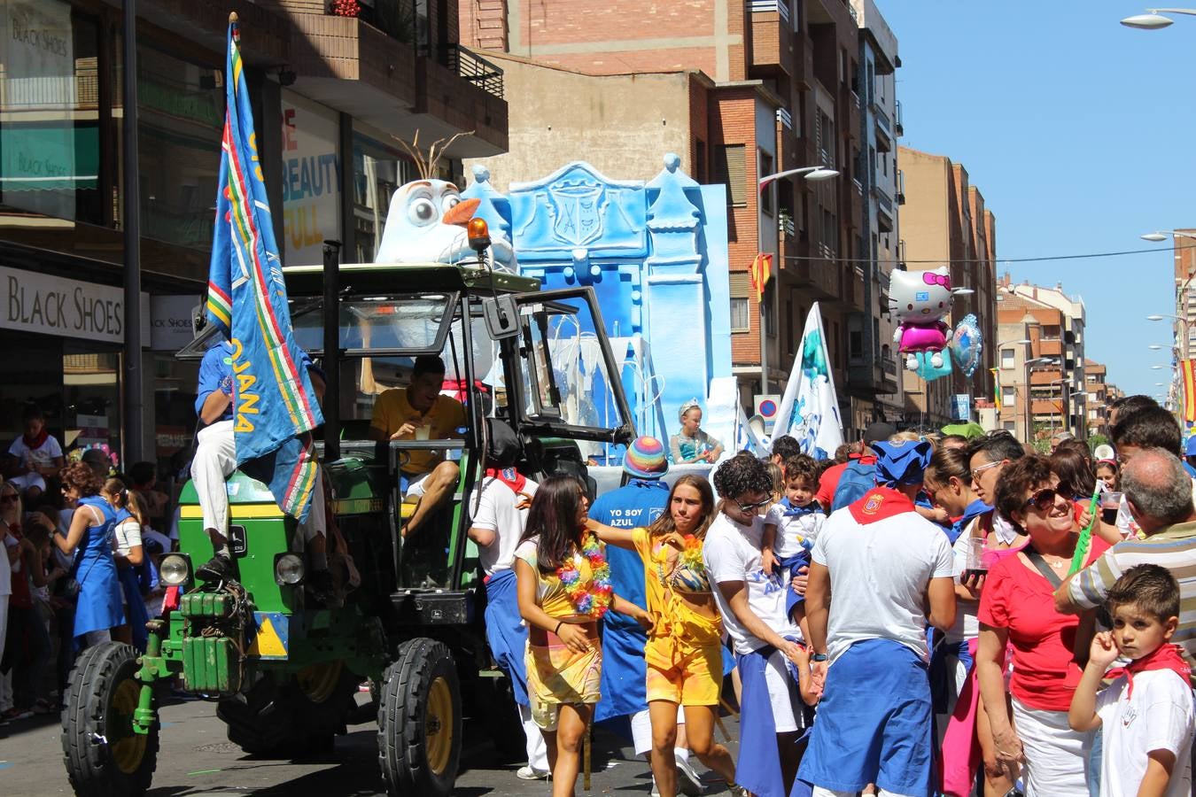 Las carrozas llenan las calles de Calahorra