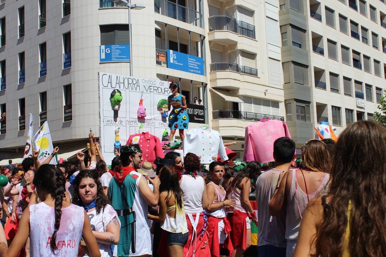 Las carrozas llenan las calles de Calahorra