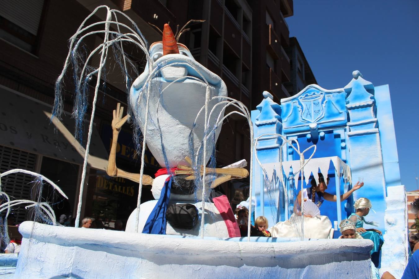 Las carrozas llenan las calles de Calahorra