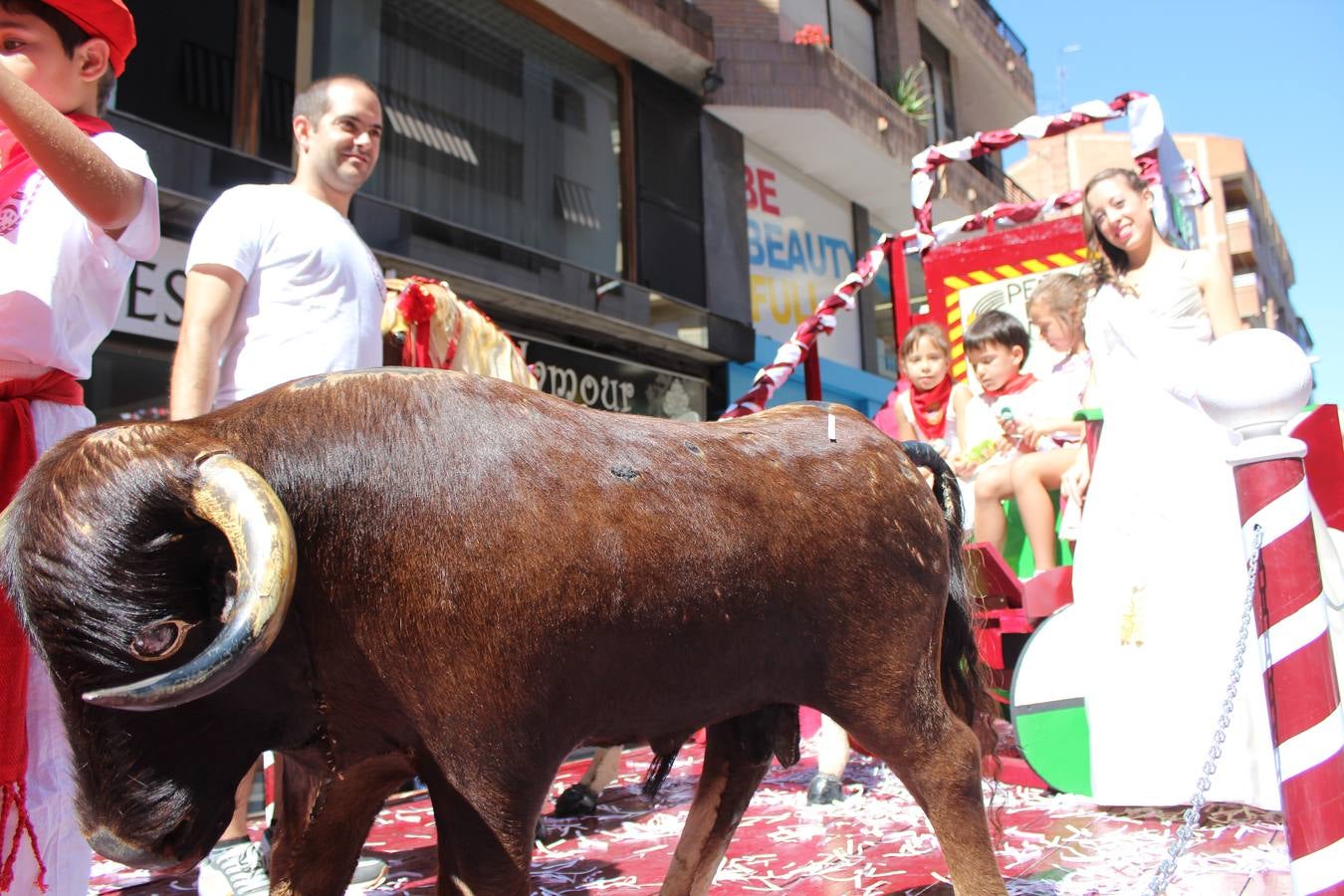 Las carrozas llenan las calles de Calahorra