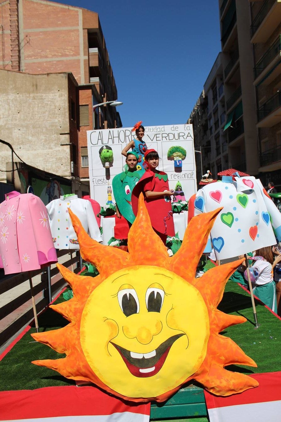 Las carrozas llenan las calles de Calahorra