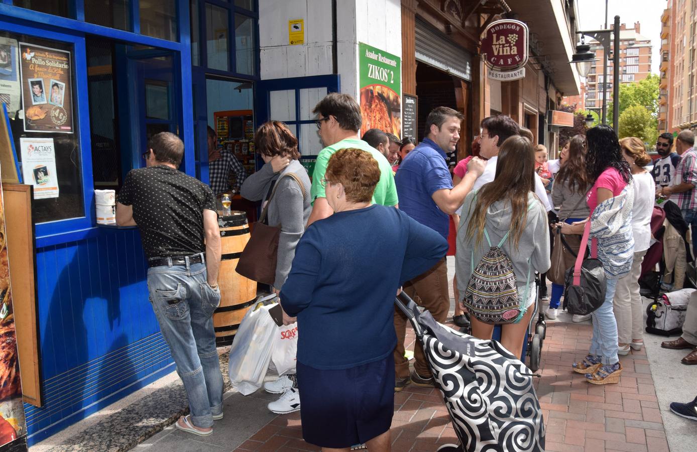 Venta solidaria de pollo en el bar Zikos a beneficio de Kike y Meritxel