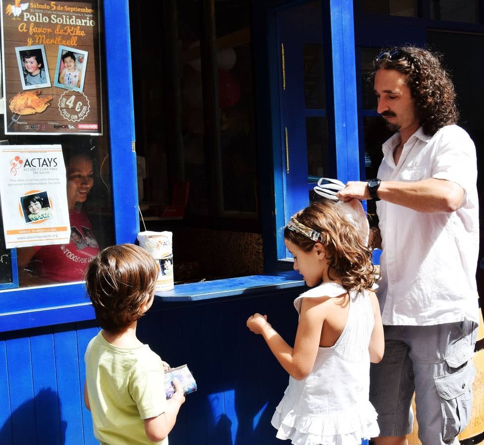 Venta solidaria de pollo en el bar Zikos a beneficio de Kike y Meritxel