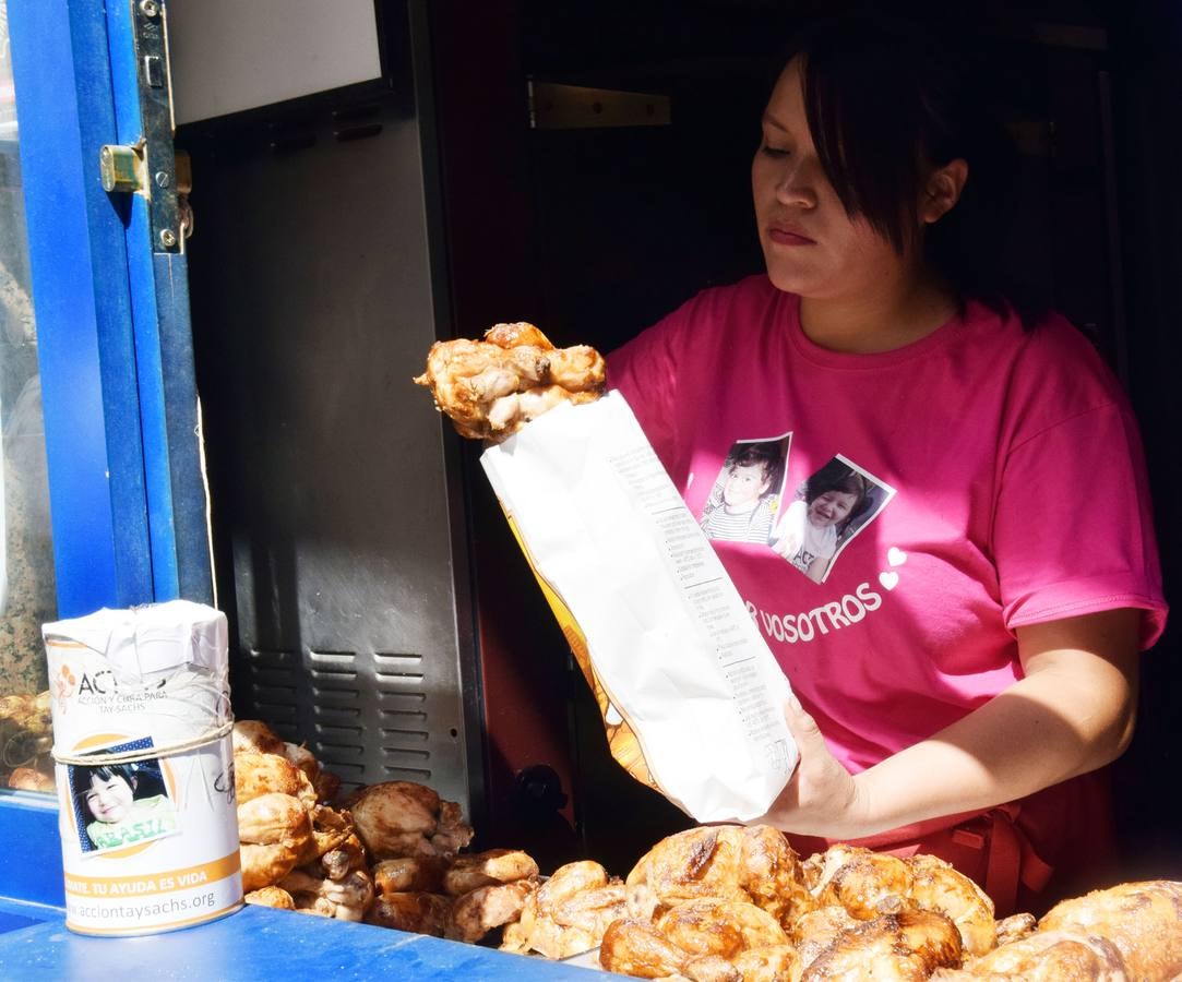 Venta solidaria de pollo en el bar Zikos a beneficio de Kike y Meritxel