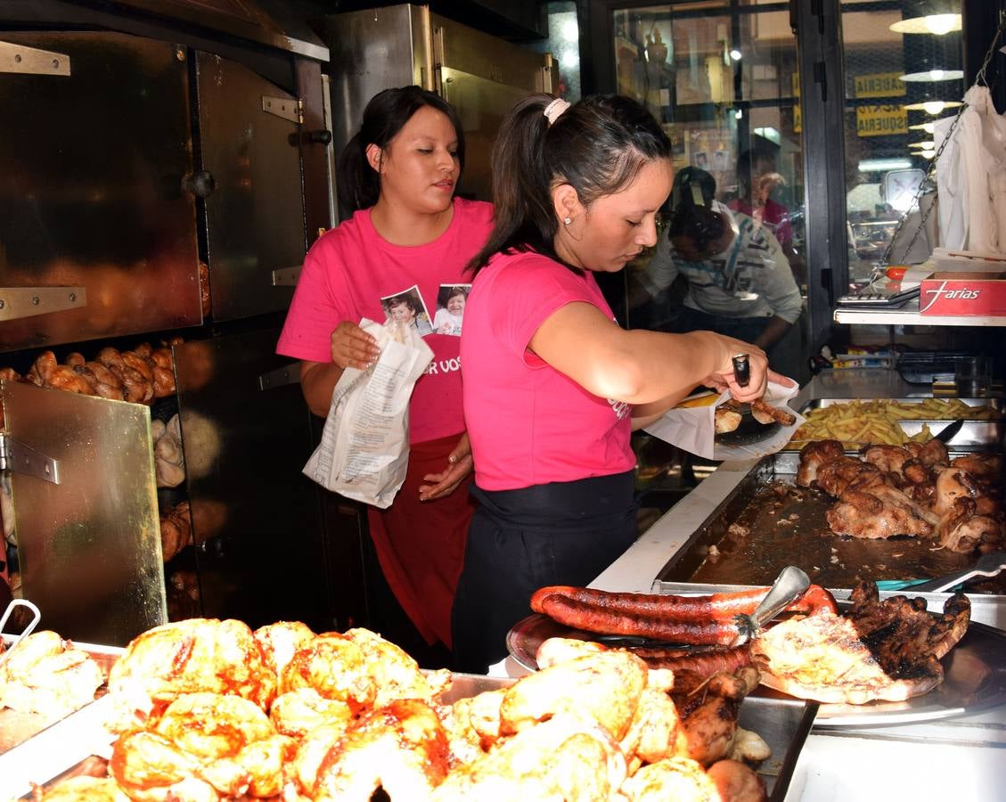 Venta solidaria de pollo en el bar Zikos a beneficio de Kike y Meritxel