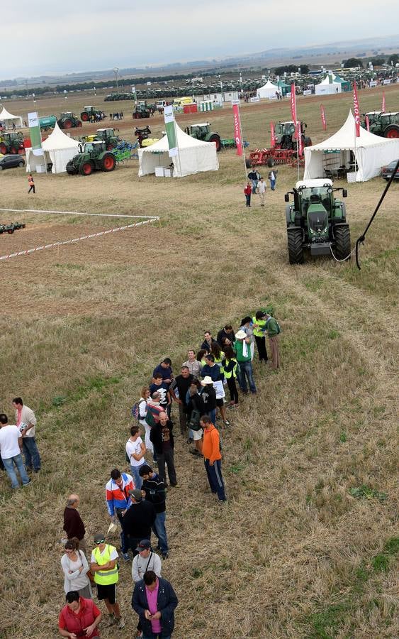 Multitudinaria concentración de tractores Fendtgüinos celebrada en Bañares