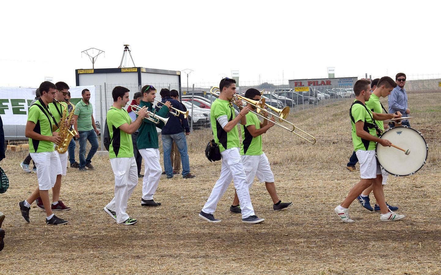 Multitudinaria concentración de tractores Fendtgüinos celebrada en Bañares
