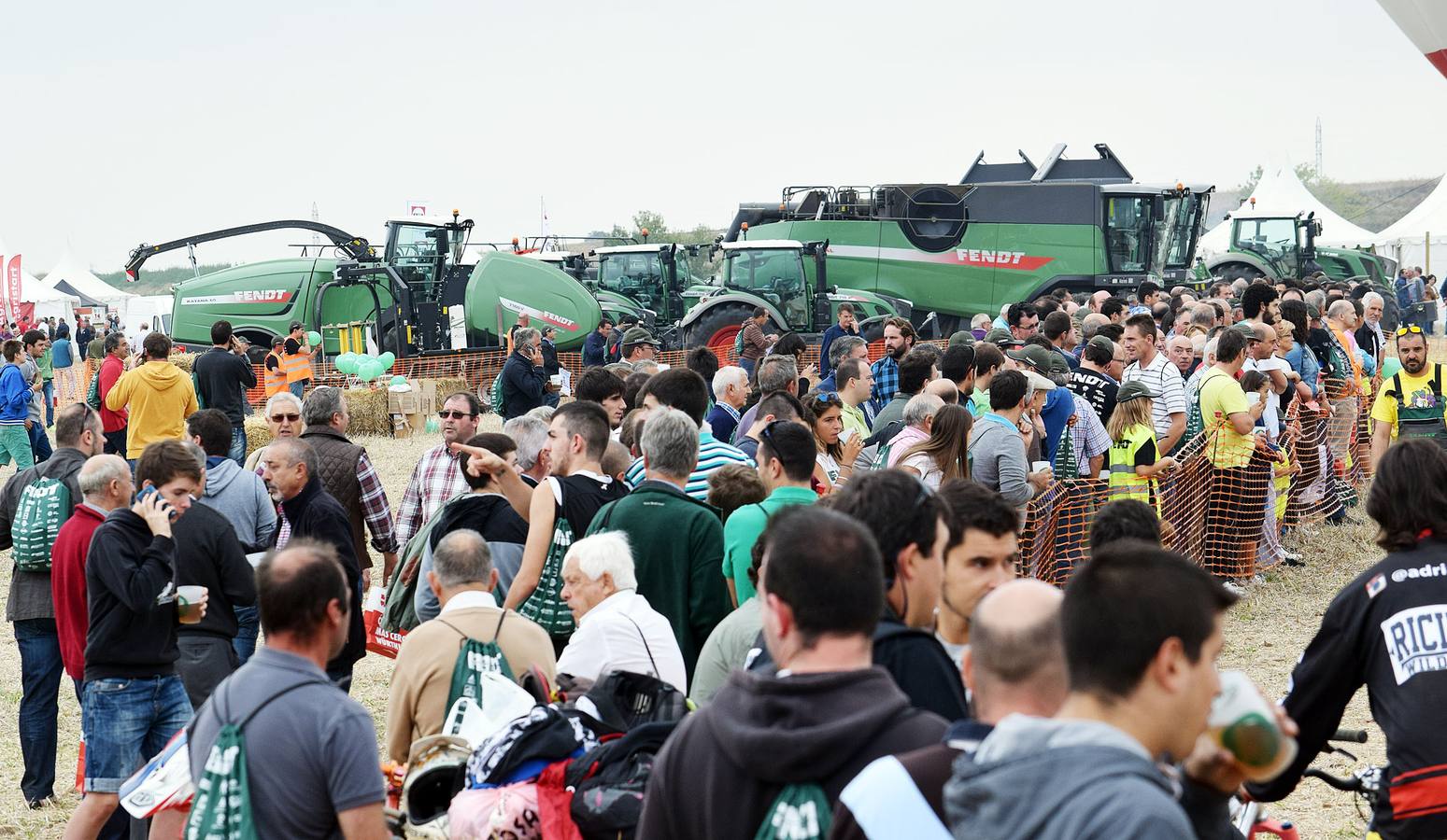 Multitudinaria concentración de tractores Fendtgüinos celebrada en Bañares