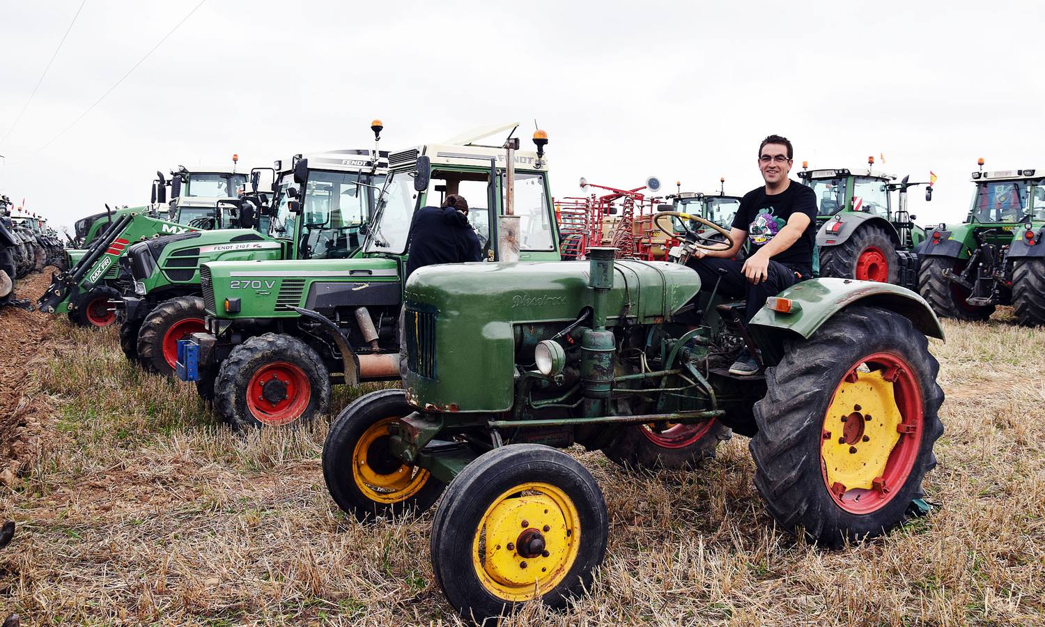 Multitudinaria concentración de tractores Fendtgüinos celebrada en Bañares