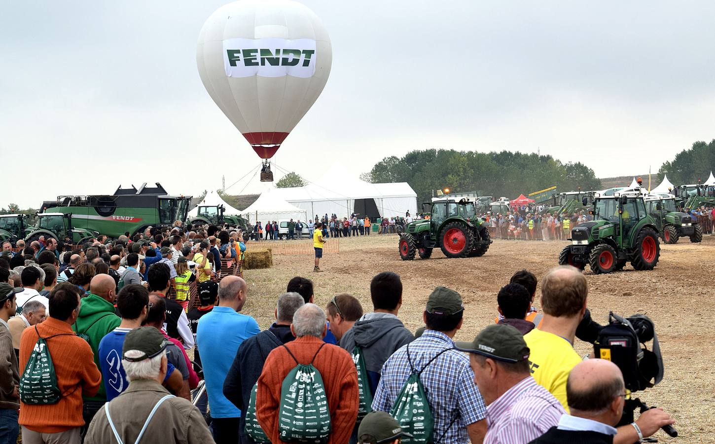 Multitudinaria concentración de tractores Fendtgüinos celebrada en Bañares