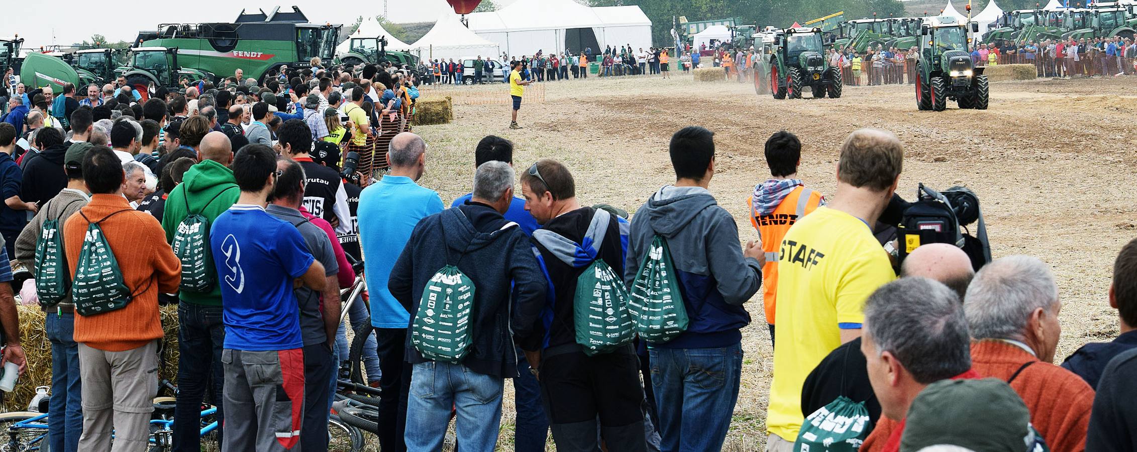 Multitudinaria concentración de tractores Fendtgüinos celebrada en Bañares