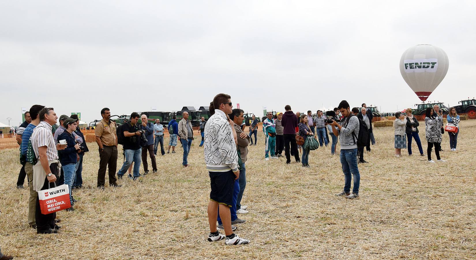 Multitudinaria concentración de tractores Fendtgüinos celebrada en Bañares