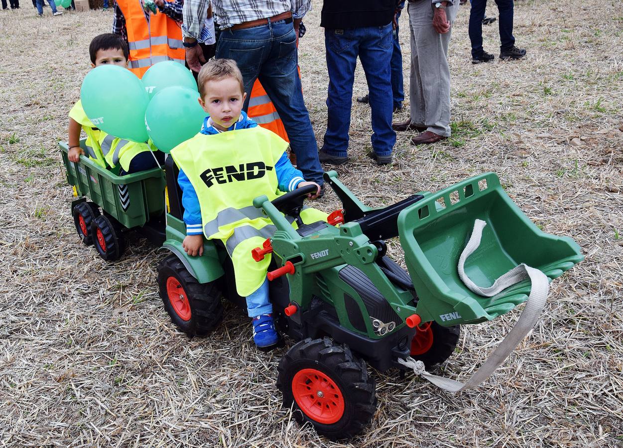 Multitudinaria concentración de tractores Fendtgüinos celebrada en Bañares