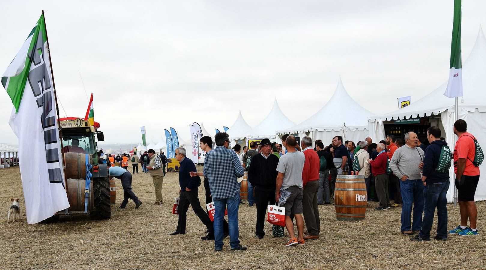 Multitudinaria concentración de tractores Fendtgüinos celebrada en Bañares