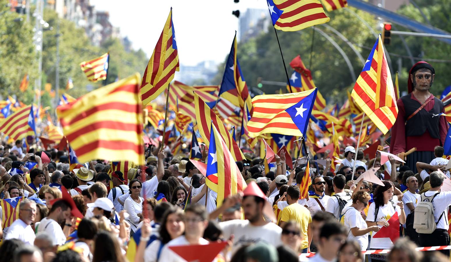 Calles llenas de color. Un año más las esteladas han sido la nota predominante en la indumentaria de los manifestantes con motivo de la Diada.