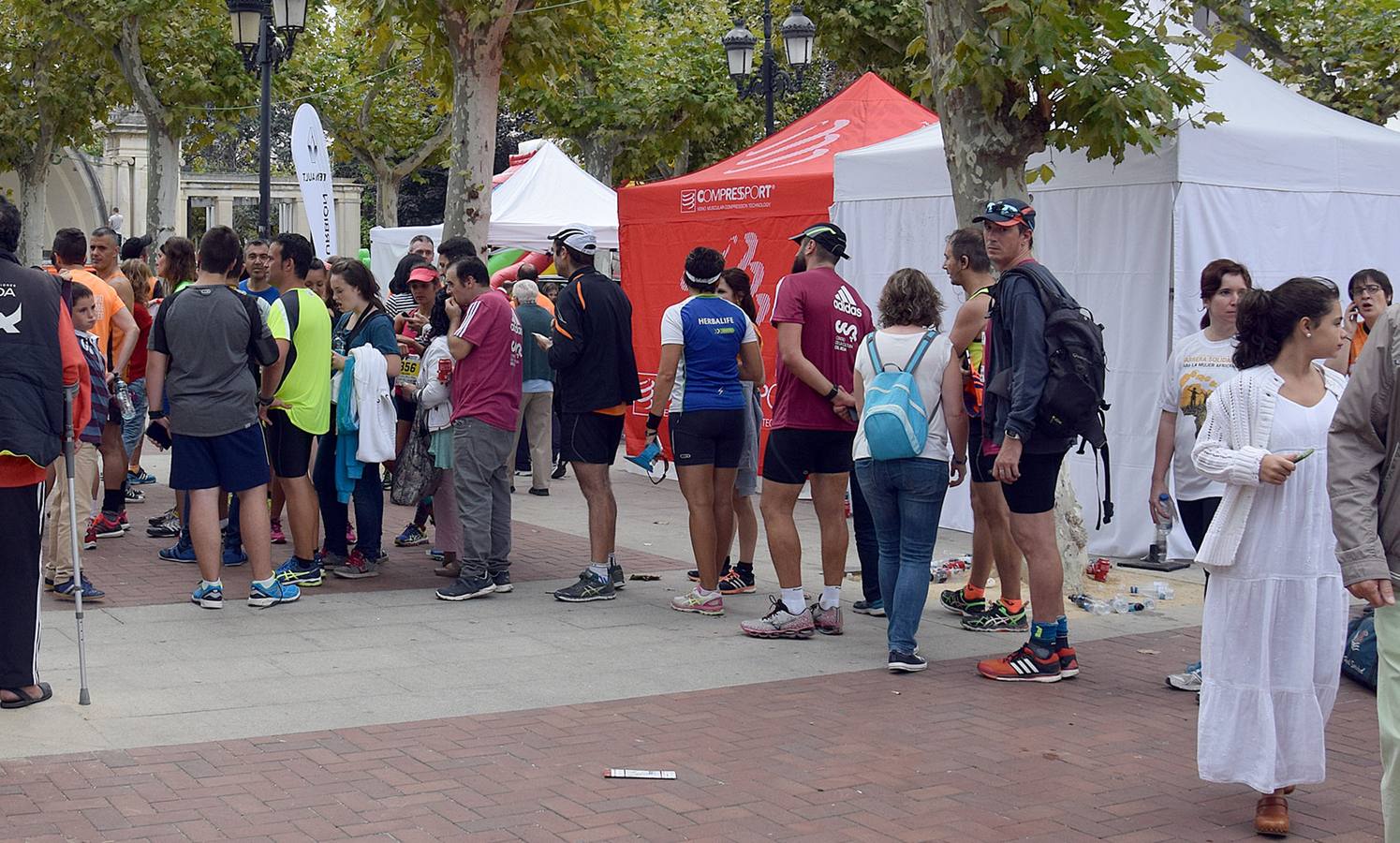 Ambiente en El Espolón para ver la Maratón