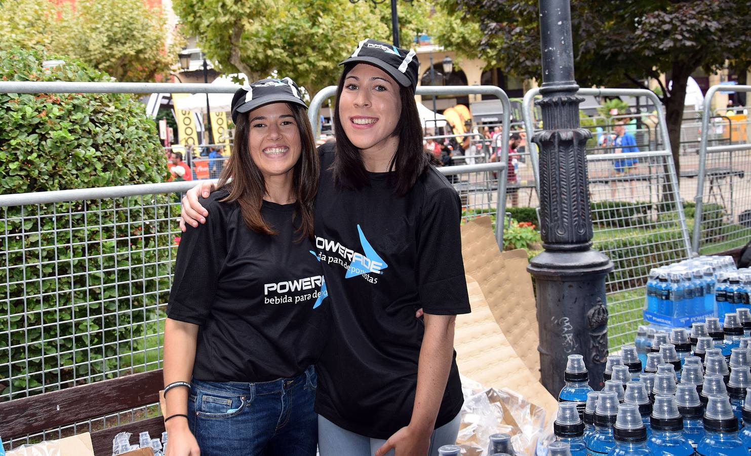 Ambiente en El Espolón para ver la Maratón