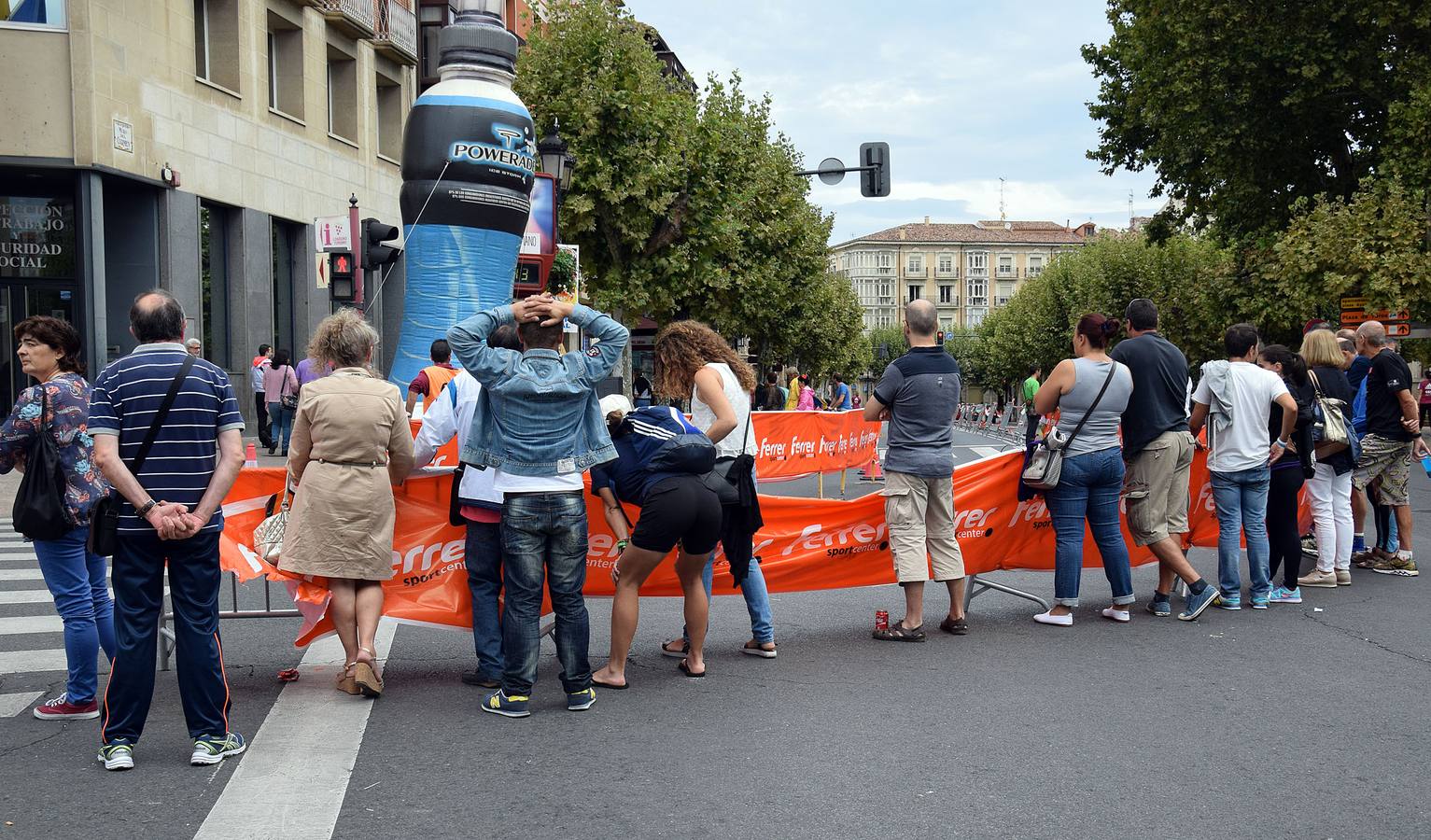 Ambiente en El Espolón para ver la Maratón