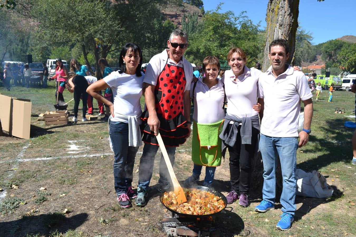 Fiesta en torno a la paella