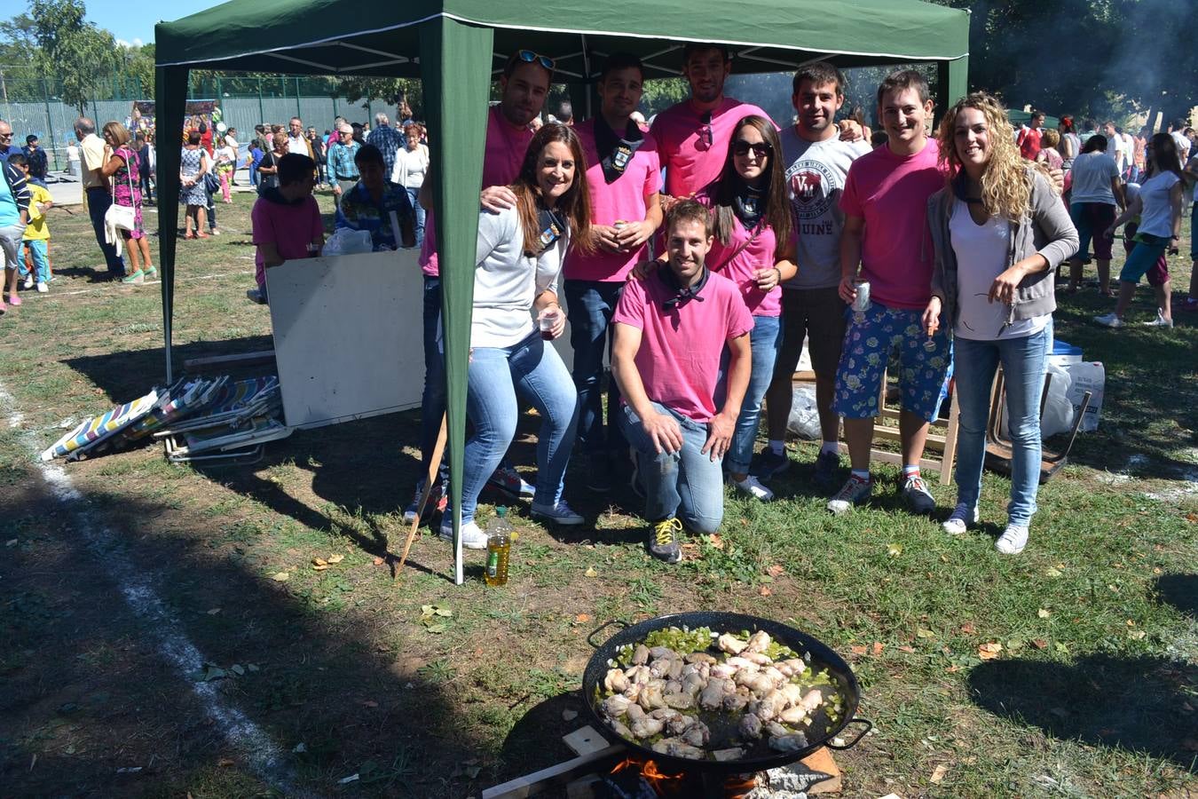 Fiesta en torno a la paella