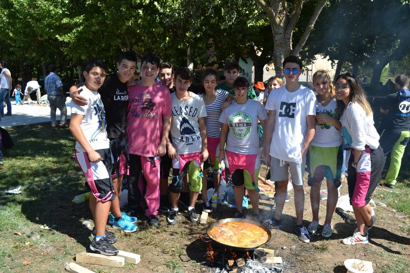 Fiesta en torno a la paella