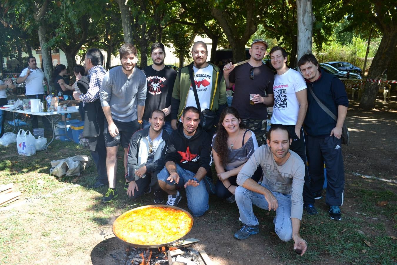 Fiesta en torno a la paella