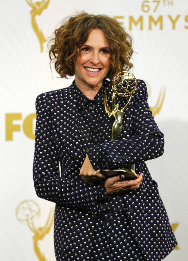 Jill Soloway posa con el galardón a la mejor dirección de una serie de comedia por 'Transparent'.