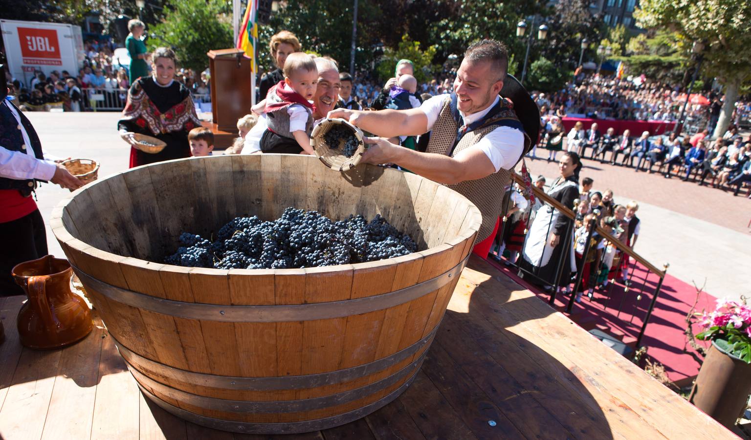 Ceniceros preside su primer pisado de la uva (I)