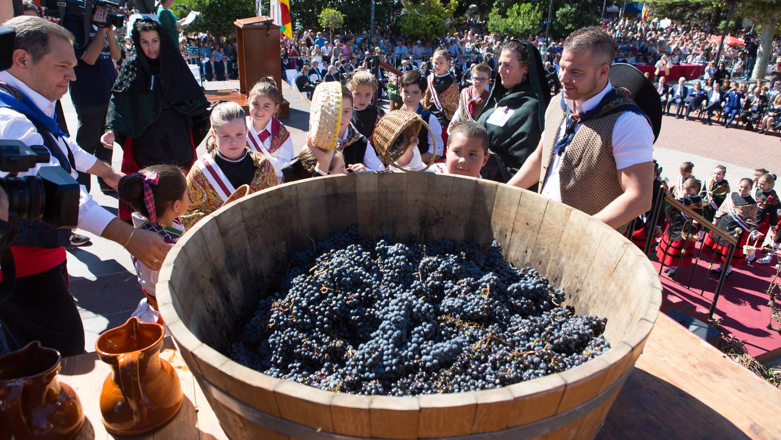 Ceniceros preside su primer pisado de la uva (I)