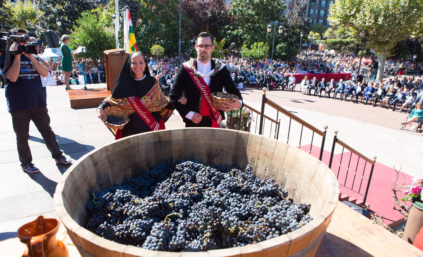 Ceniceros preside su primer pisado de la uva (I)