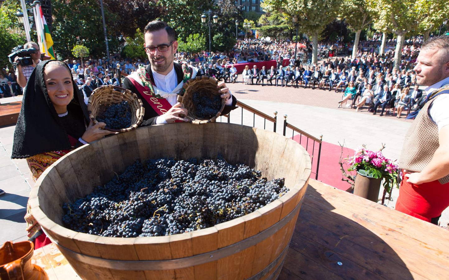 Ceniceros preside su primer pisado de la uva (I)